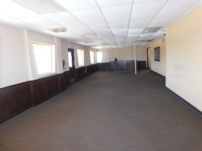 More Photos Of 202 N Mechanic St, El Campo Office For Lease