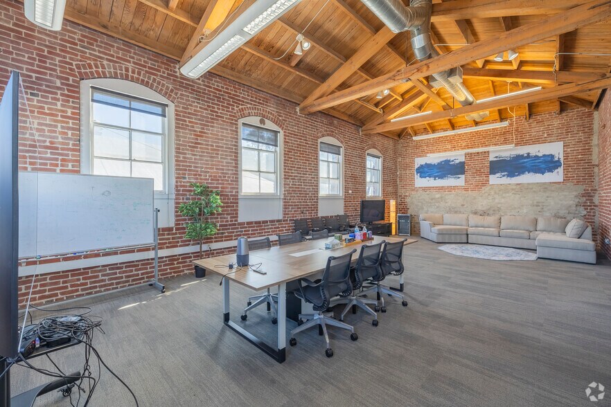 More Photos Of 620 3rd St, Oakland Light Distribution For Lease