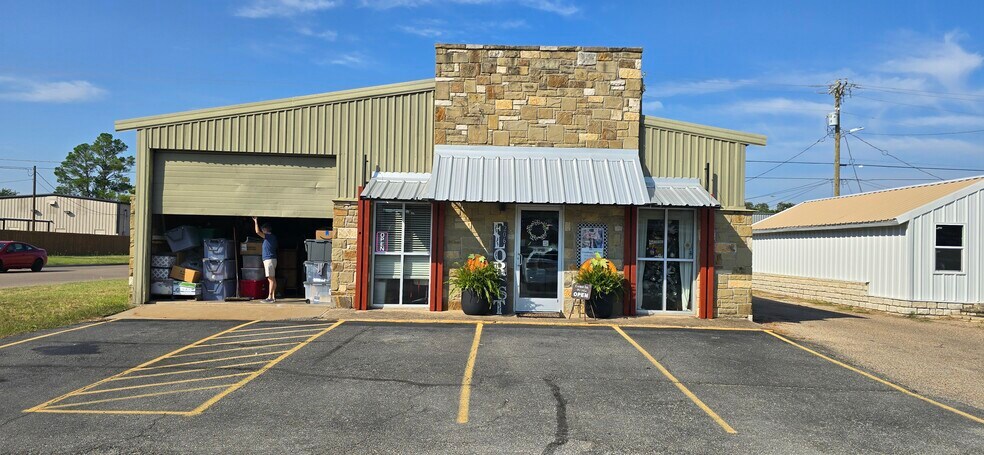 Primary Photo Of 206 Kings Plz, Granbury Freestanding For Sale