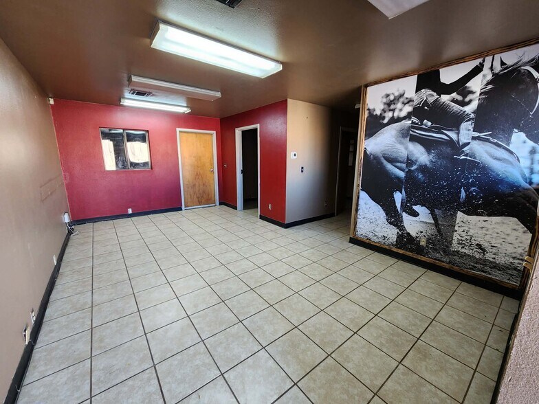 More Photos Of 502 S Kinnick Rd, Stillwater Warehouse For Lease