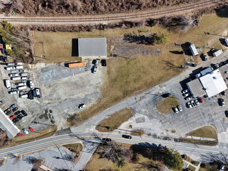 Primary Photo Of 802 S Grove St, Hendersonville Flex For Sale