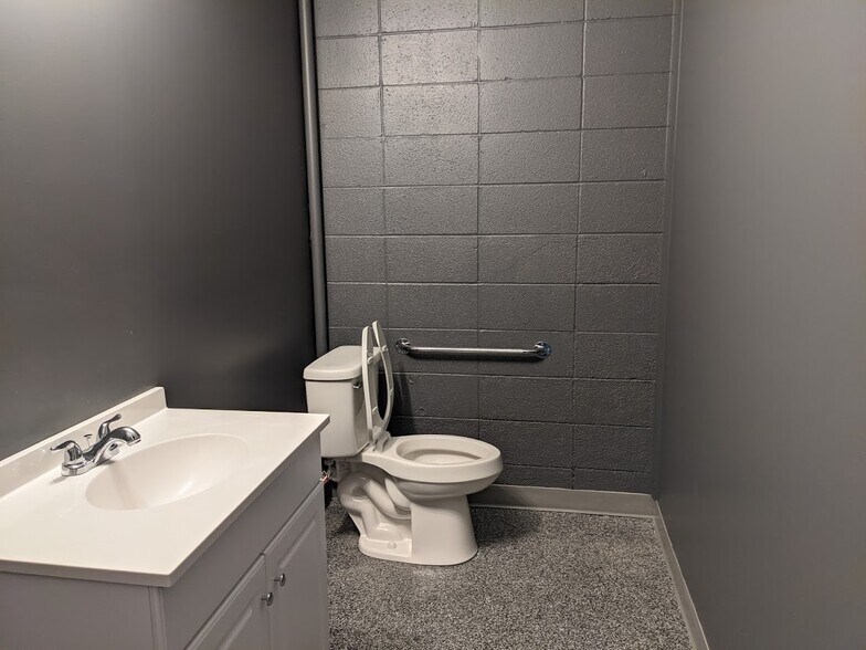 More Photos Of 8312-8314 Fraser Av, Fort McMurray Showroom For Lease