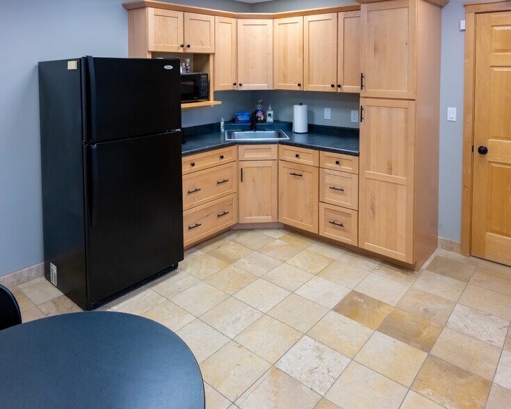 More Photos Of 1908 Grand Ave, West Des Moines Office For Lease