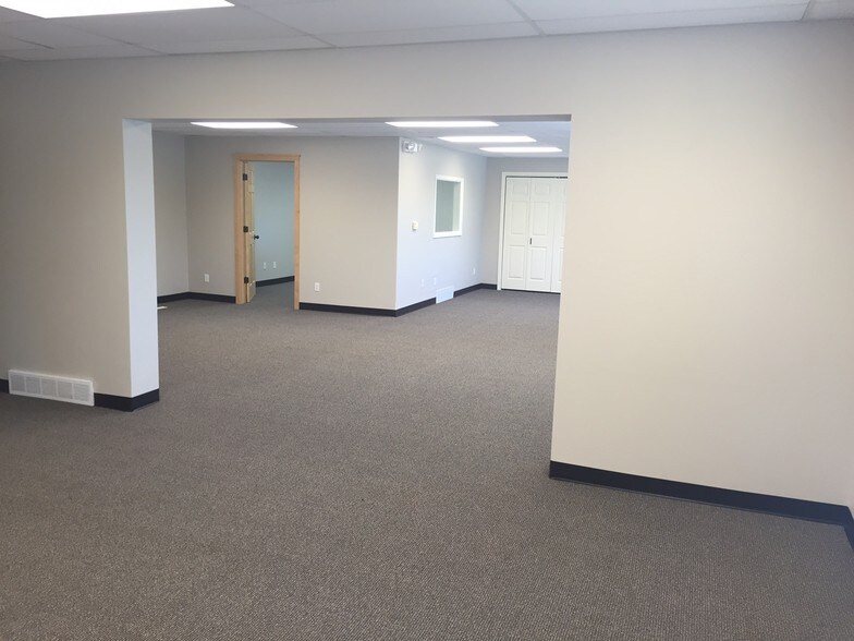 More Photos Of 1908 Grand Ave, West Des Moines Office For Lease