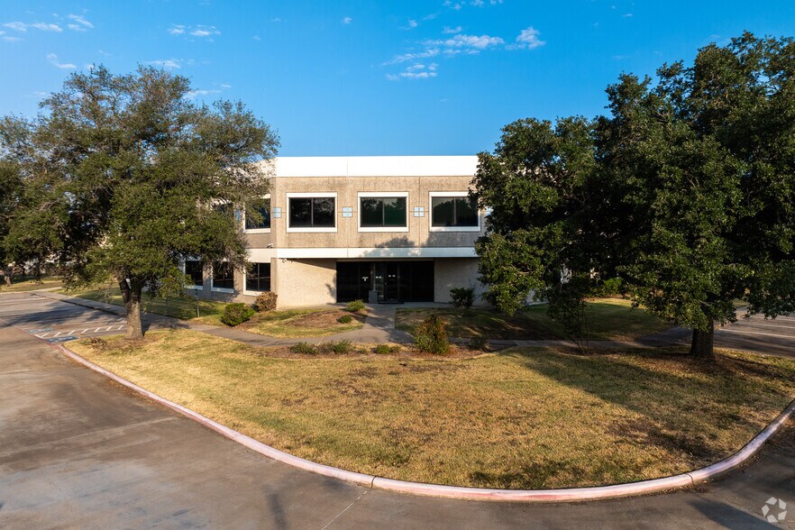 More Photos Of 10600 Corporate Dr, Stafford Warehouse For Lease