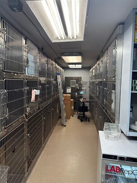 More Photos Of 13018 Newcastle Way, Newcastle Veterinarian Kennel For Sale