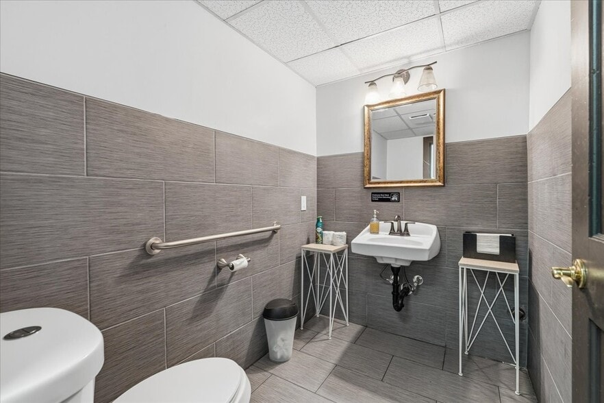 More Photos Of 2104 E Carson St, Pittsburgh Restaurant For Sale