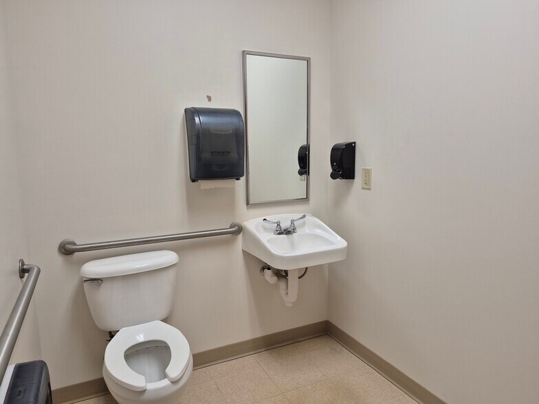 More Photos Of 942 Cherry St, Blanchester Unknown For Lease