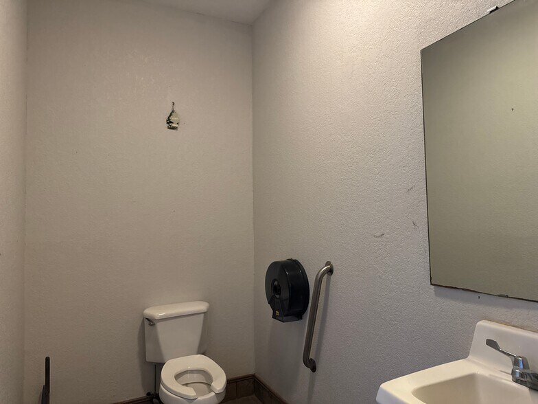 More Photos Of 520 W Broadway, Seminole Flex For Sale