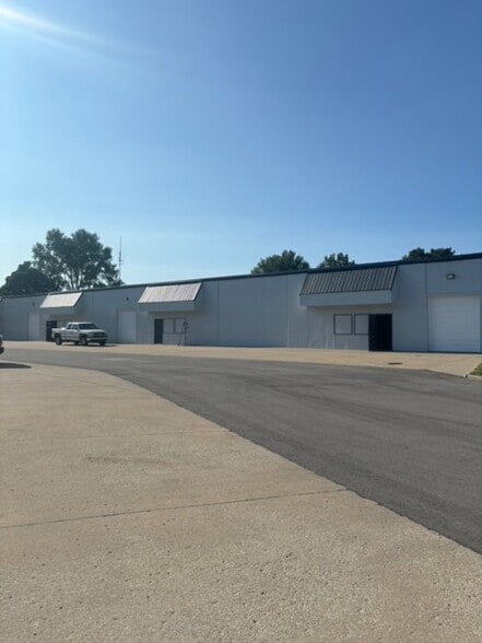 More Photos Of 11513 Strang Line Rd, Olathe Unknown For Lease