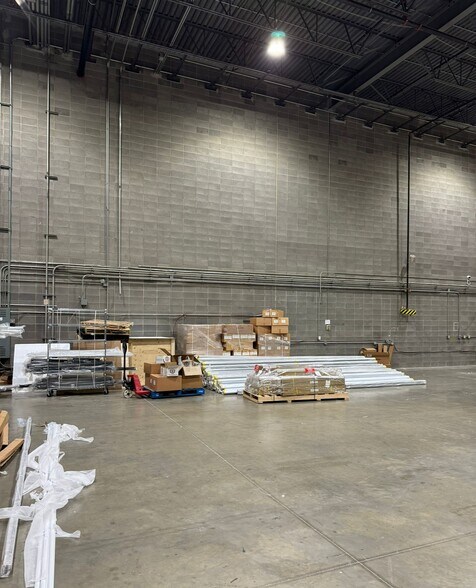 More Photos Of 10707 25th St NE, Calgary Warehouse For Lease