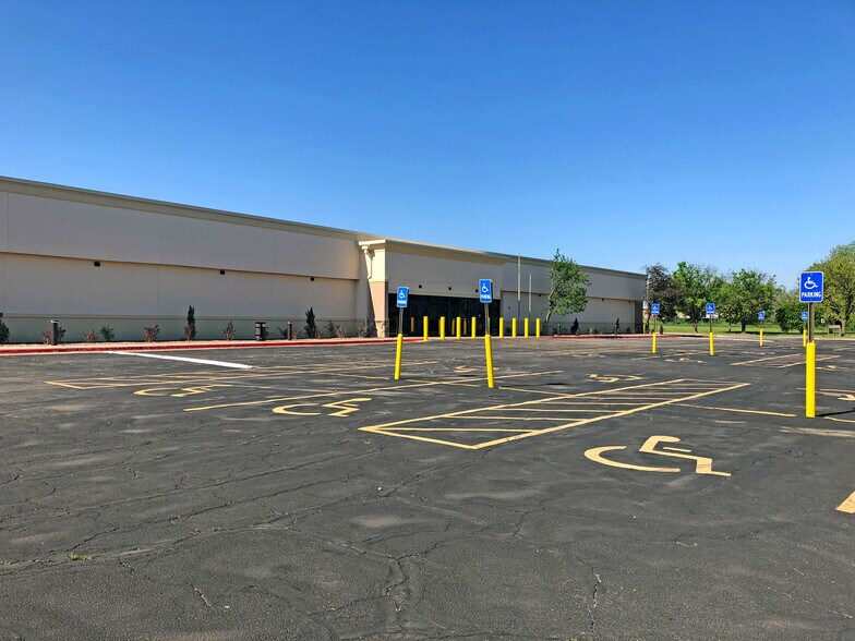 More Photos Of 7236 E Harry Ct, Wichita Office For Sale