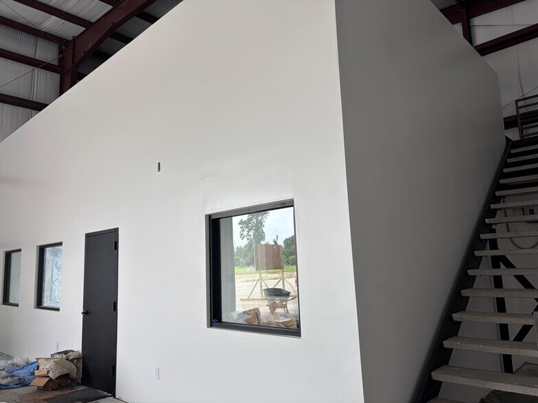 More Photos Of 16313 North Fwy, Houston Distribution For Lease