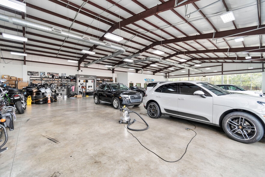 More Photos Of 14902 N Fwy Service Rd, Houston Freestanding For Sale