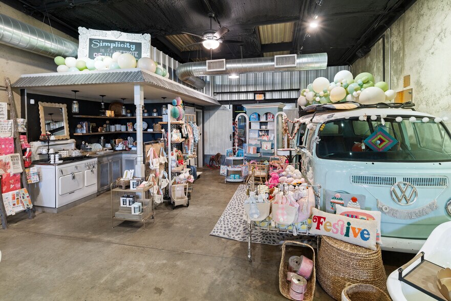 More Photos Of 115 N Oak St, Roanoke Restaurant For Sale