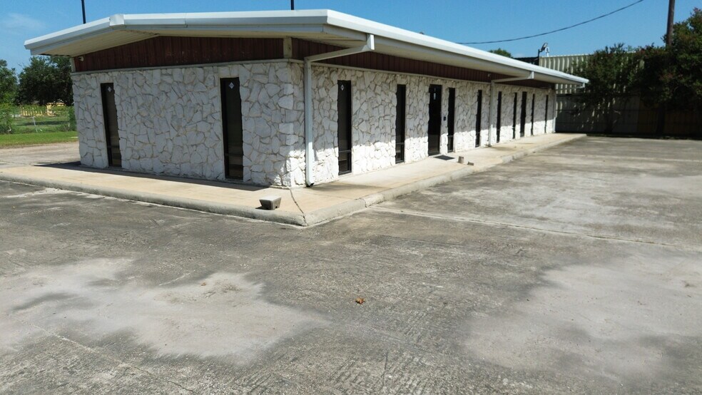 More Photos Of 3419 Trailmobile Dr, Houston Office For Sale