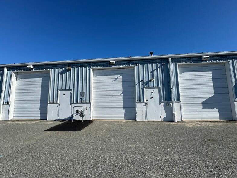 More Photos Of 1678 E Main Rd, Portsmouth Warehouse For Lease