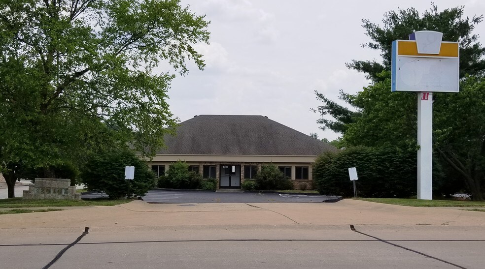 More Photos Of 2010 Bluestone Dr, Saint Charles Office For Sale