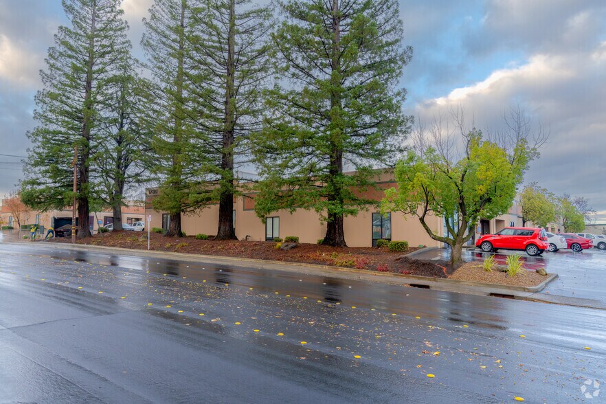 More Photos Of 1780 Vernon St, Roseville Showroom For Sale