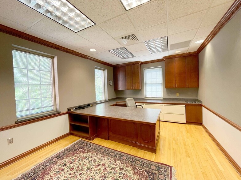 More Photos Of 400 Emery Dr, Birmingham Office For Sale