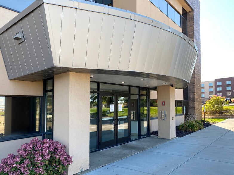 More Photos Of 2780 Snelling Ave N, Roseville Medical For Lease