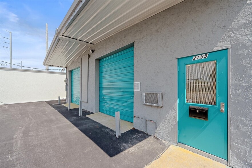 More Photos Of 2135 12th St, Sarasota Warehouse For Lease