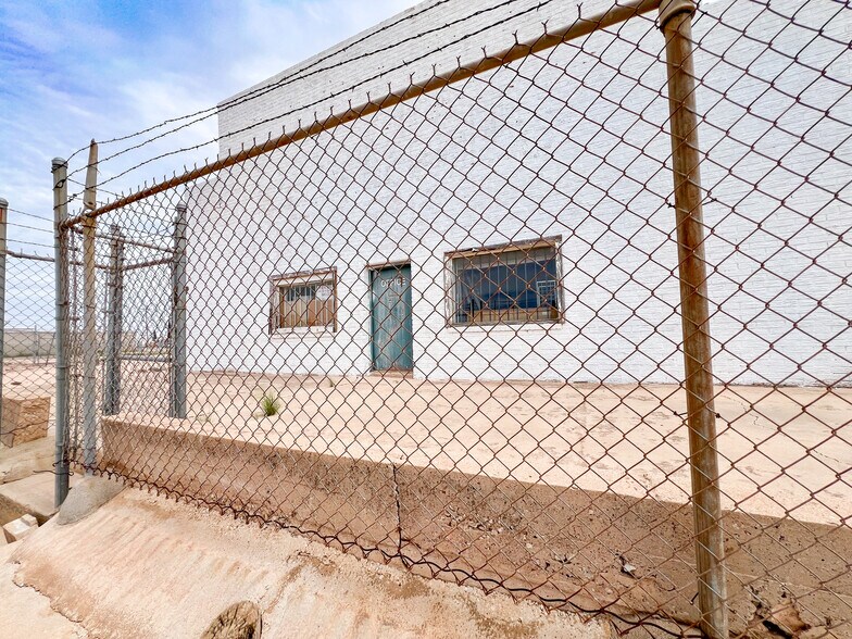 More Photos Of 1001-1009 W Industrial Ave, Midland Warehouse For Sale