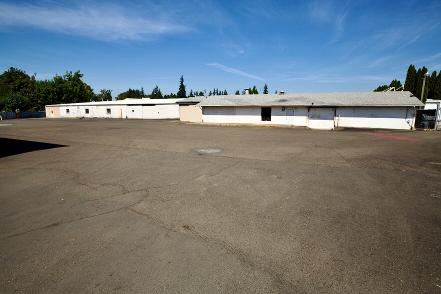 More Photos Of 1017 SW Berg Pky, Canby Manufacturing For Sale