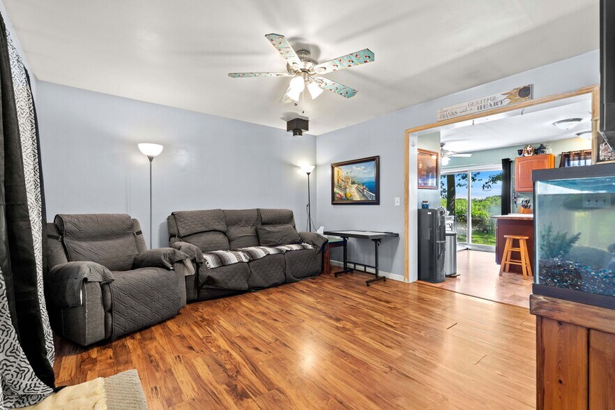 More Photos Of 25 Beacon St, Amesbury Showroom For Sale