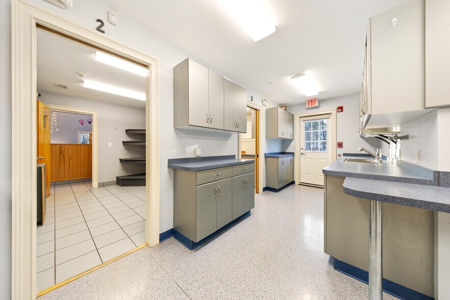 More Photos Of 25 Carlisle Rd, Westford Veterinarian Kennel For Sale