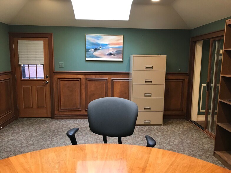 More Photos Of 15224 Kercheval St, Grosse Pointe Office For Sale