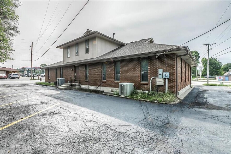 More Photos Of 4 W Monroe St, Buckner Office For Lease