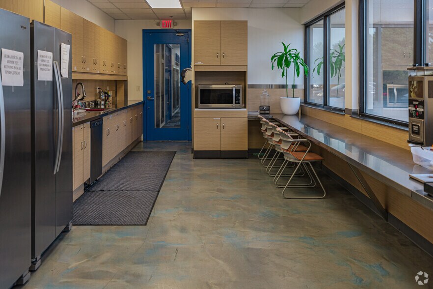 More Photos Of 4400 Renaissance Pky, Warrensville Heights Showroom For Lease