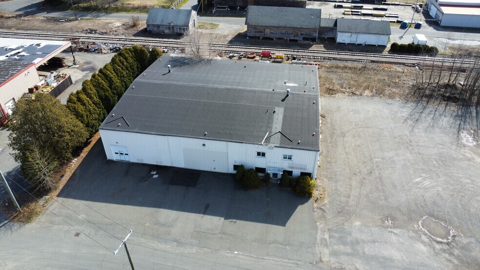 More Photos Of 6 North St, South Deerfield Light Distribution For Sale