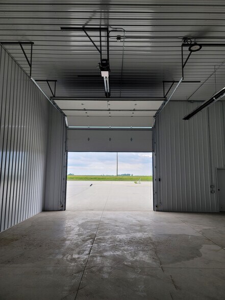 More Photos Of 401 Snyder Dr - Building A, Huxley Flex For Sale