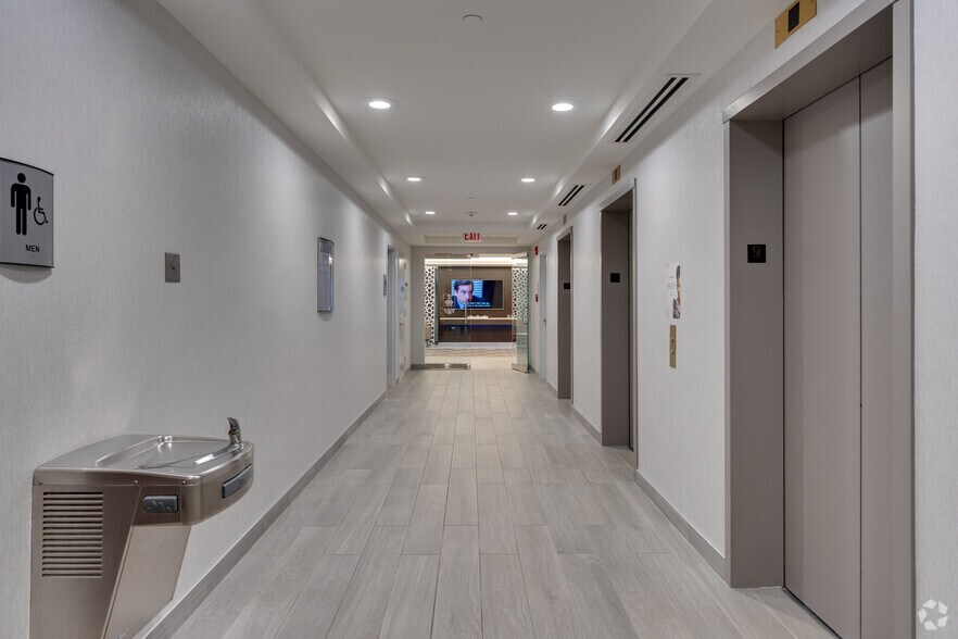 More Photos Of 1415 W 22nd St, Oak Brook Office For Lease