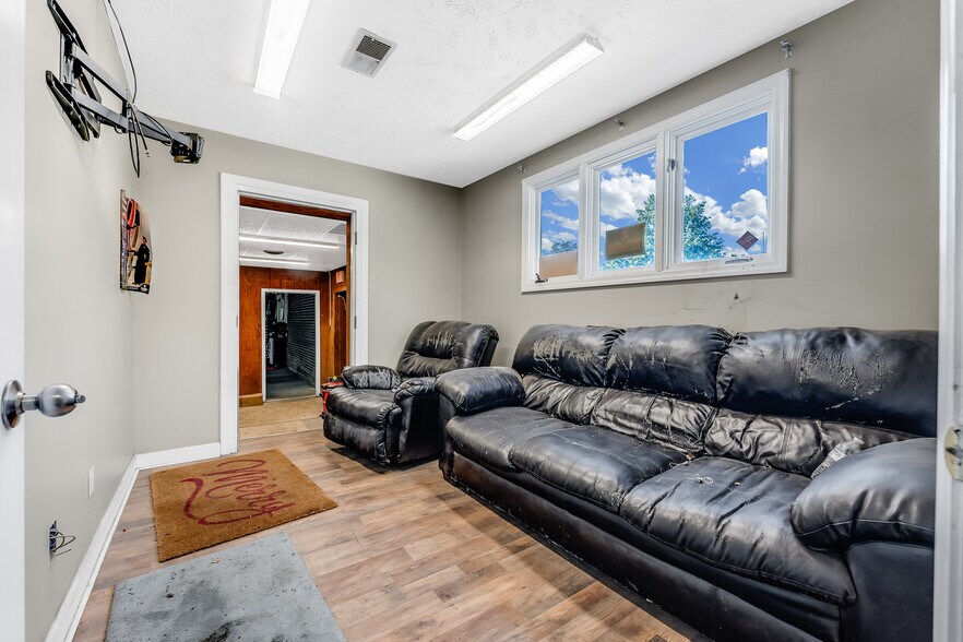 More Photos Of 148 Roush Cir, Fairmont Industrial For Lease