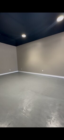 More Photos Of 130 W Kentucky St, Franklin Storefront Retail Office For Lease