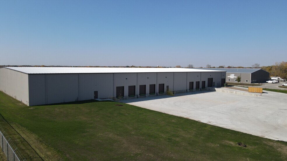 More Photos Of 1477 NE 67th Pl, Des Moines Distribution For Lease