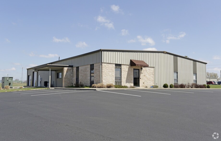 Primary Photo Of 1708 Industrial Park Dr, Paola Manufacturing For Sale