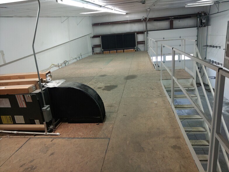 More Photos Of 3235 N 33rd St, Lincoln Warehouse For Lease