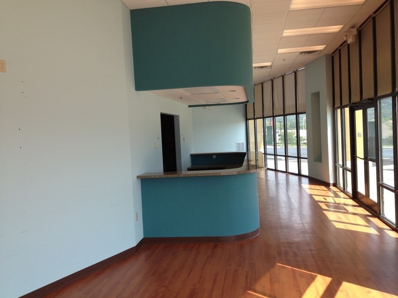 More Photos Of 7531-7569 Barnett Way, Powell General Retail For Lease