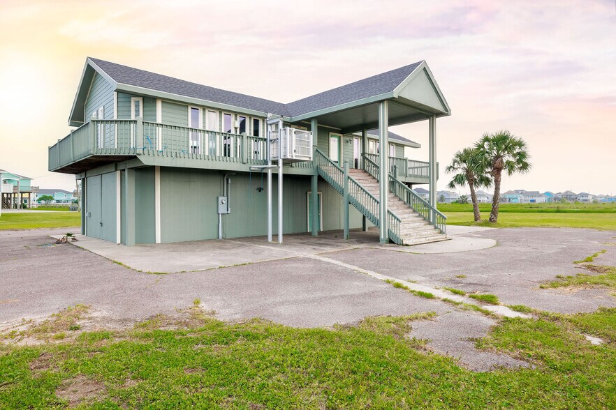 More Photos Of 3120 Hwy 87, Crystal Beach Office Residential For Sale