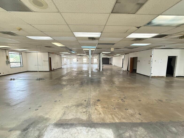 More Photos Of 1606 Headway Cir, Austin Light Manufacturing For Lease