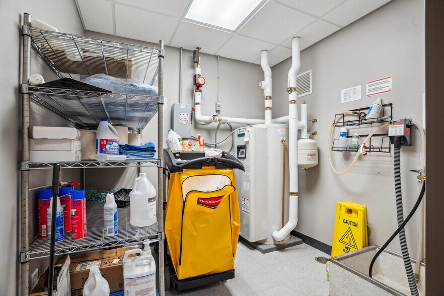 More Photos Of 1414 Main St, Keokuk Office For Sale