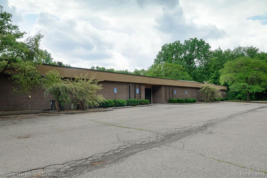 More Photos Of 10533-10535 Farmington Rd, Livonia Medical For Lease