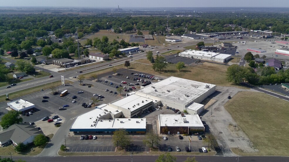 More Photos Of 3245-3247 Court St, Pekin General Retail For Lease