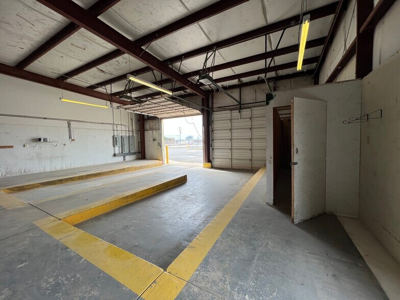 More Photos Of 1416 Twin Oaks St, Wichita Falls Warehouse For Lease