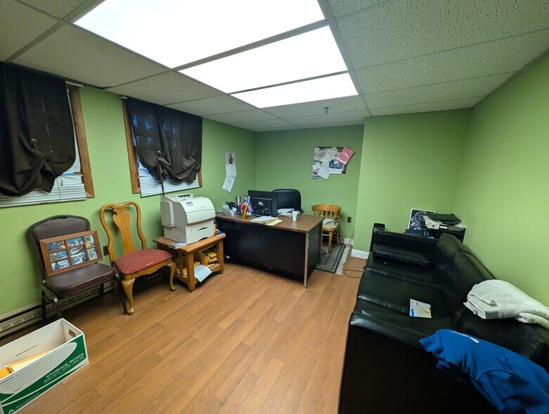 More Photos Of 675 N Main St, Waterbury Drugstore For Sale