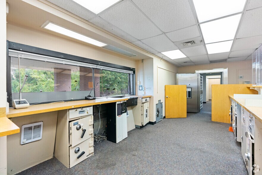 More Photos Of 9412 Livingston Rd, Fort Washington Bank For Lease